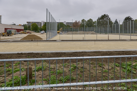 Campus Karl-Marx-Ring_Sportplatz_an_der_neuen_Grundschule_in_Neupelrach_P1292133.jpg